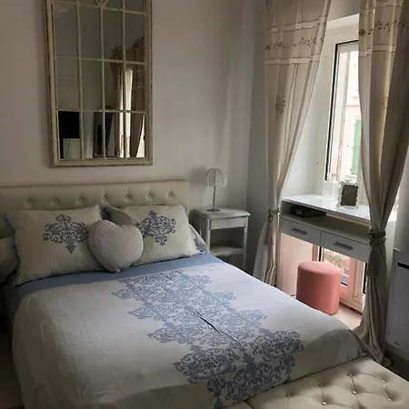 Homestay Palais Des Festival Large White Bedroom *