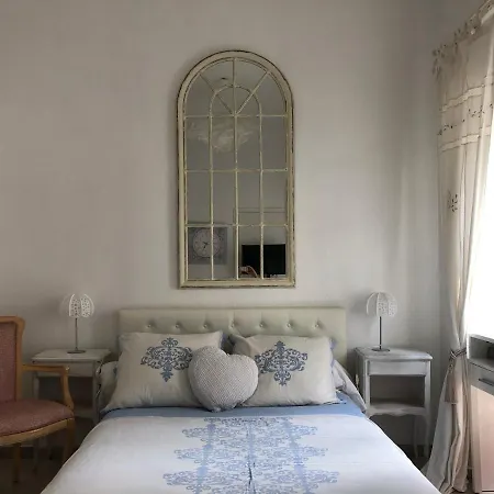 Palais Des Festival Large White Bedroom *