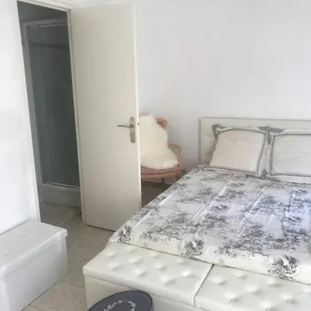 Palais Des Festival Large White Bedroom Homestay *