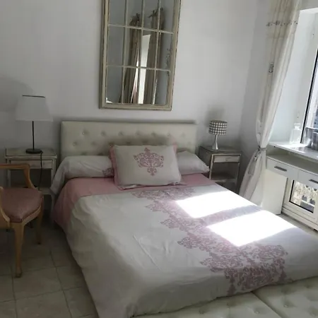 Palais Des Festival Large White Bedroom Homestay Cannes